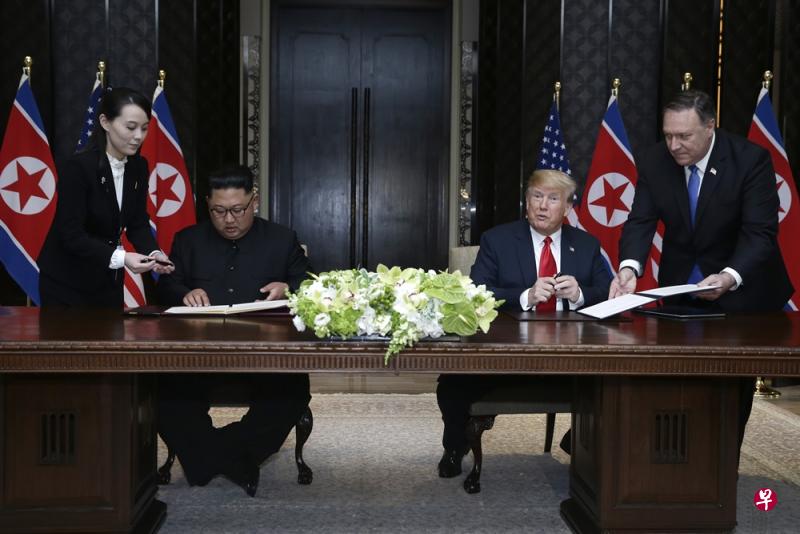 金正恩把特朗普准备的签名笔放在一旁,弃之不用,胞妹金以正递上“金笔”。(海峡时报) 金正恩把特朗普准备的签名笔放在一旁,弃之不用,胞妹金以正递上“金笔”。(海峡时报)