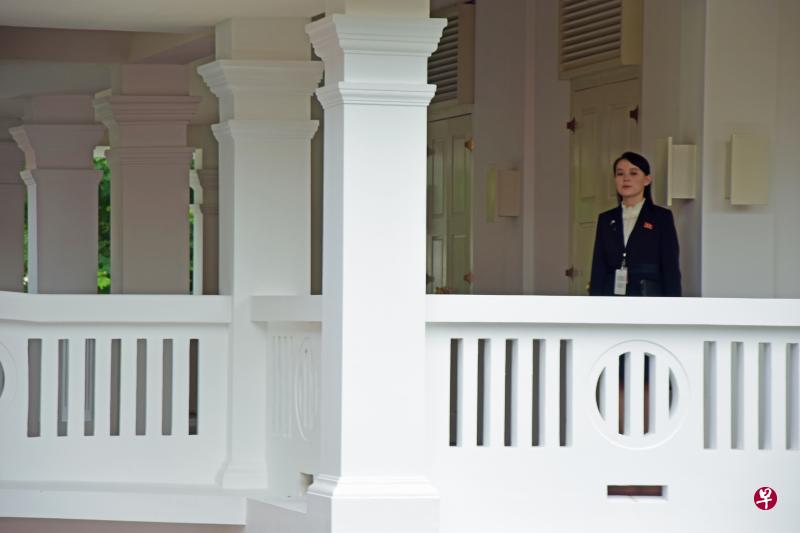 金正恩的妹妹金与正昨天也现身嘉佩乐酒店,但她没有全程参与双边会谈,还一度独自站在酒店一角的廊道上。(杨浚鑫摄) 金正恩的妹妹金与正昨天也现身嘉佩乐酒店,但她没有全程参与双边会谈,还一度独自站在酒店一角的廊道上。(杨浚鑫摄)