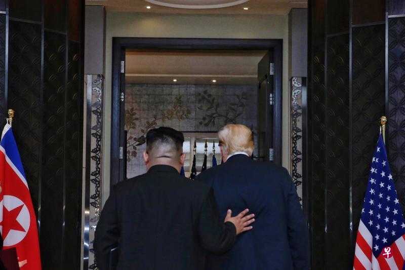 金正恩与特朗普除了多次握手,两人的肢体语言蛮丰富,有时是特朗普拍拍金正恩的背,有时是金正恩把手轻按在特朗普背上部,专家认为这显示两人之间想亲近彼此的意愿。(海峡时报/法新社) 金正恩与特朗普除了多次握手,两人的肢体语言蛮丰富,有时是特朗普拍拍金正恩的背,有时是金正恩把手轻按在特朗普背上部,专家认为这显示两人之间想亲近彼此的意愿。(海峡时报/法新社)