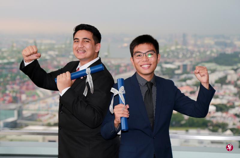 莫哈末·沙专(左)与郑清和都是侯永昌港务集团奖学金得主,两人希望毕业后,分别成为社服人员和摄影记者回馈社会。(唐家鸿摄) 莫哈末·沙专(左)与郑清和都是侯永昌港务集团奖学金得主,两人希望毕业后,分别成为社服人员和摄影记者回馈社会。(唐家鸿摄)