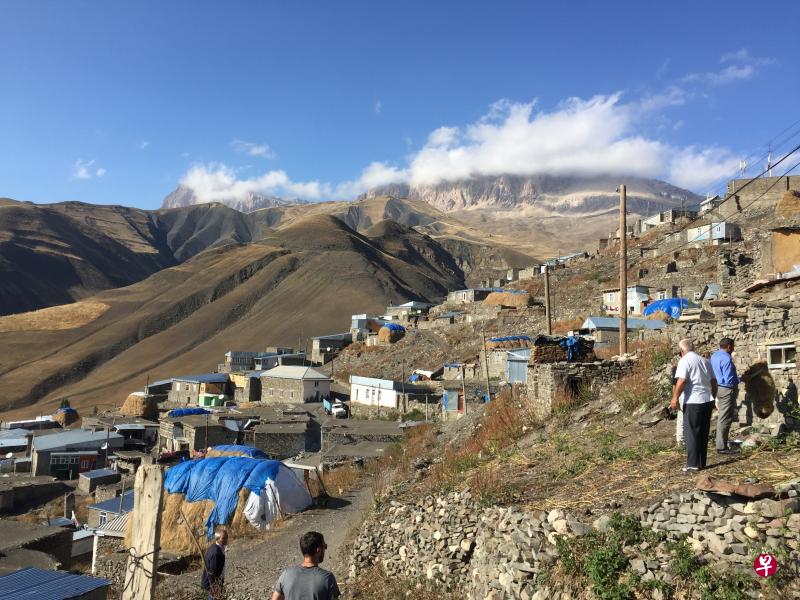 古村庄为高加索山脉所环绕。 古村庄为高加索山脉所环绕。