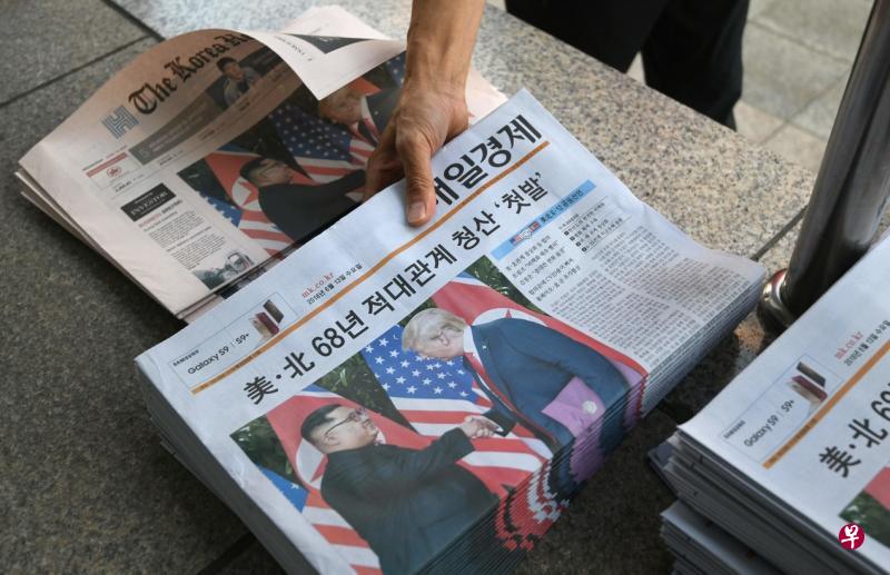 世界各国媒体包括韩国报章大篇幅报道在新加坡举行的特金会,甚至有韩国媒体称美朝发布的联合公报为“圣淘沙协议”。(法新社) 世界各国媒体包括韩国报章大篇幅报道在新加坡举行的特金会,甚至有韩国媒体称美朝发布的联合公报为“圣淘沙协议”。(法新社)