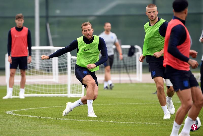 英格兰射脚凯恩投入训练,为世杯赛做好准备。(法新社) 英格兰射脚凯恩投入训练,为世杯赛做好准备。(法新社)