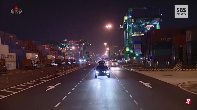 金正恩一行参观新加坡港口。(朝鲜中央电视台播出画面) 金正恩一行参观新加坡港口。(朝鲜中央电视台播出画面)