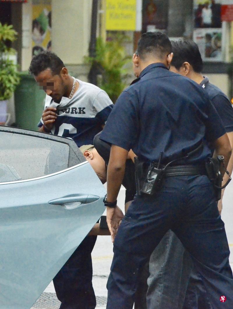 涉嫌谋杀室友的嫌犯在中午被上铐带走。(曾美玲摄) 涉嫌谋杀室友的嫌犯在中午被上铐带走。(曾美玲摄)