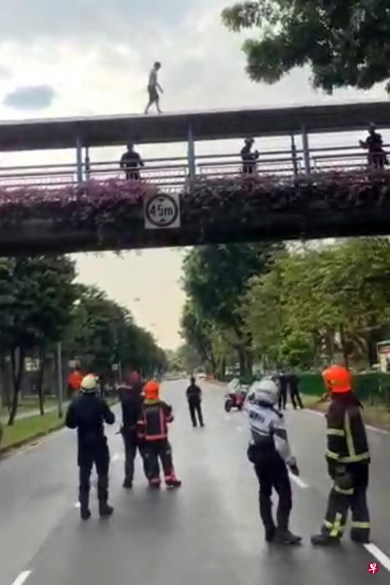 民防部队抵达现场后部署解救女佣。(取自网络) 民防部队抵达现场后部署解救女佣。(取自网络)