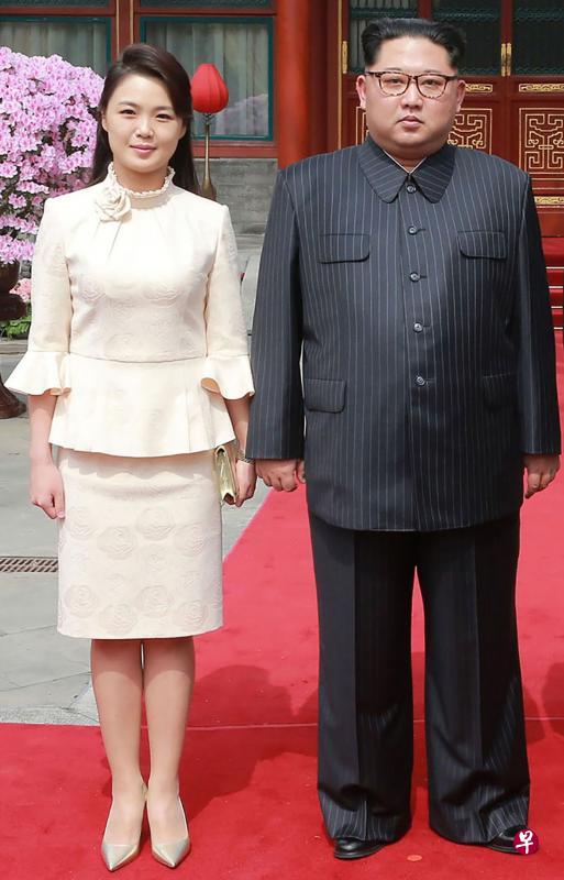 金正恩今年3月访华,李雪主陪同,服装、发型与化妆都是焦点。(法新社) 金正恩今年3月访华,李雪主陪同,服装、发型与化妆都是焦点。(法新社)