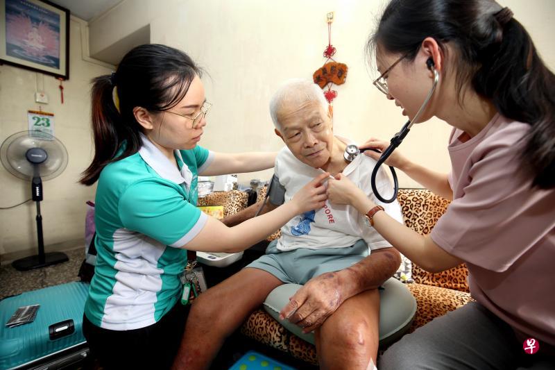 提供居家慈怀护理服务的高级注册护士吴婉仪(左)和医生李佳萱(右)为心脏衰竭患者叶名胜检查身体,确保一切正常。(严宣融摄) 提供居家慈怀护理服务的高级注册护士吴婉仪(左)和医生李佳萱(右)为心脏衰竭患者叶名胜检查身体,确保一切正常。(严宣融摄)