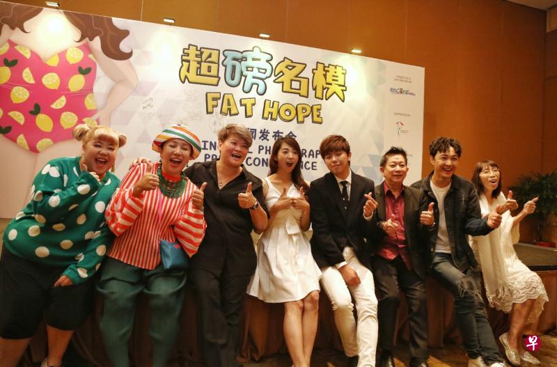 《超磅名模》演员与导演李慧娴(左三)大合照,包括林茜茜(左起)、刘玲玲、林育品、黄鸿升、“辉哥”程旭辉、 徐鸣杰与谢季。 《超磅名模》演员与导演李慧娴(左三)大合照,包括林茜茜(左起)、刘玲玲、林育品、黄鸿升、“辉哥”程旭辉、 徐鸣杰与谢季。