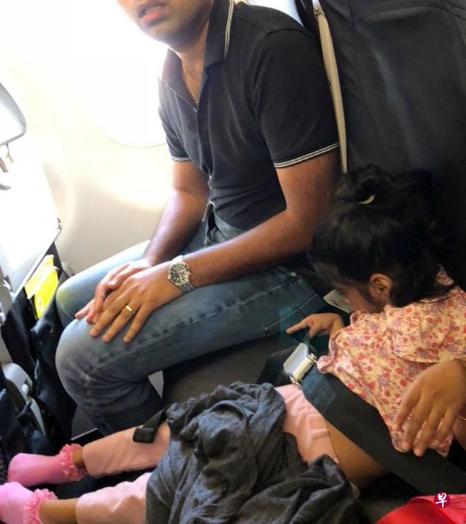 蒂亚称幼女因患肌肉萎缩症,因此无法正常使用机舱内的安全带。(取自蒂亚面簿) 蒂亚称幼女因患肌肉萎缩症,因此无法正常使用机舱内的安全带。(取自蒂亚面簿)