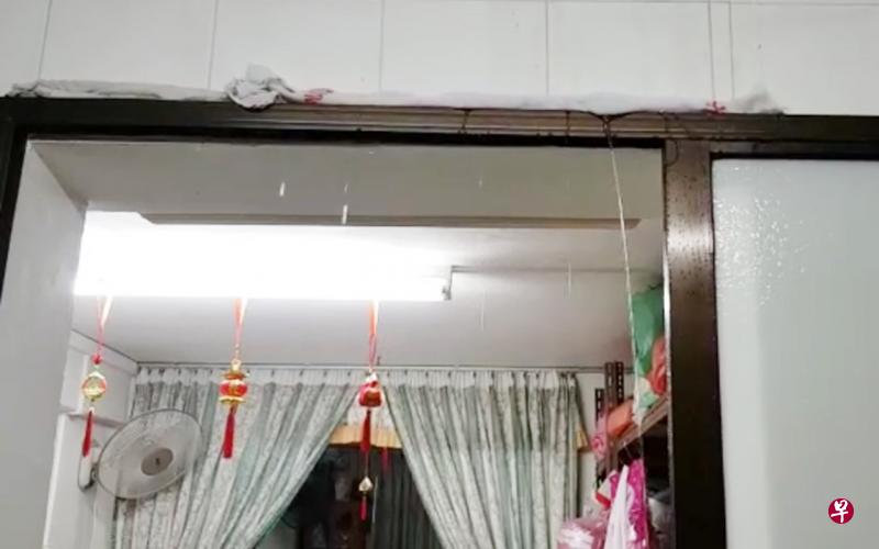 昨天凌晨4时,漏水情况又出现,污水如下雨般从厨房门框流下。(受访者提供) 昨天凌晨4时,漏水情况又出现,污水如下雨般从厨房门框流下。(受访者提供)