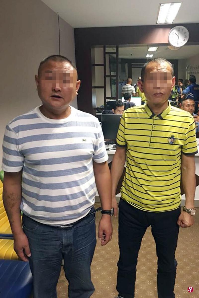 两名男子涉嫌在机上偷窃,抵达印尼后被拒入境。(取自面簿) 两名男子涉嫌在机上偷窃,抵达印尼后被拒入境。(取自面簿)