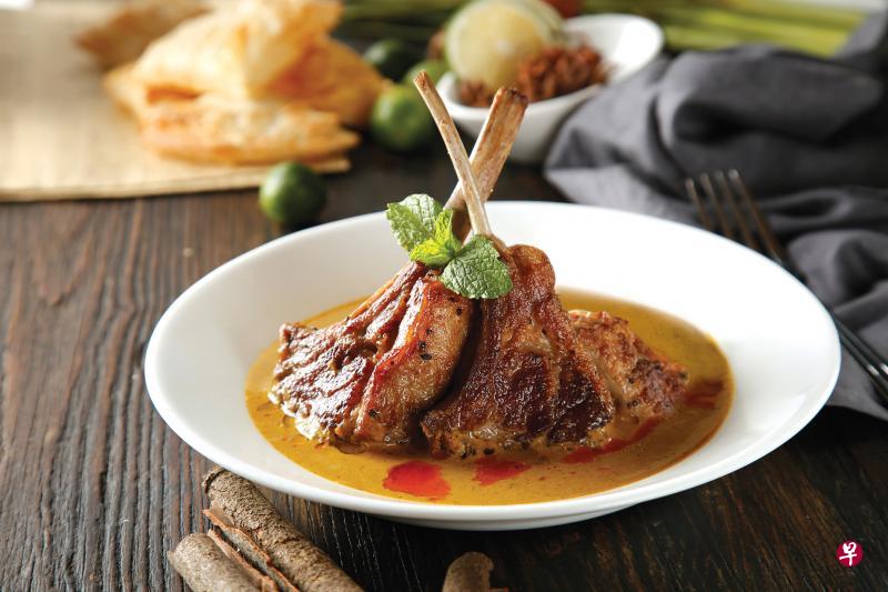 咖喱特嫩羊仔扒配饭。 咖喱特嫩羊仔扒配饭。