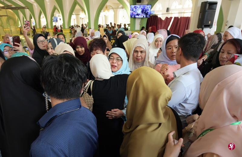 开斋节祈祷仪式结束后,女回教徒与总统哈莉玛(面向镜头中)拥抱,互祝开斋节快乐。 (海峡时报) 开斋节祈祷仪式结束后,女回教徒与总统哈莉玛(面向镜头中)拥抱,互祝开斋节快乐。 (海峡时报)
