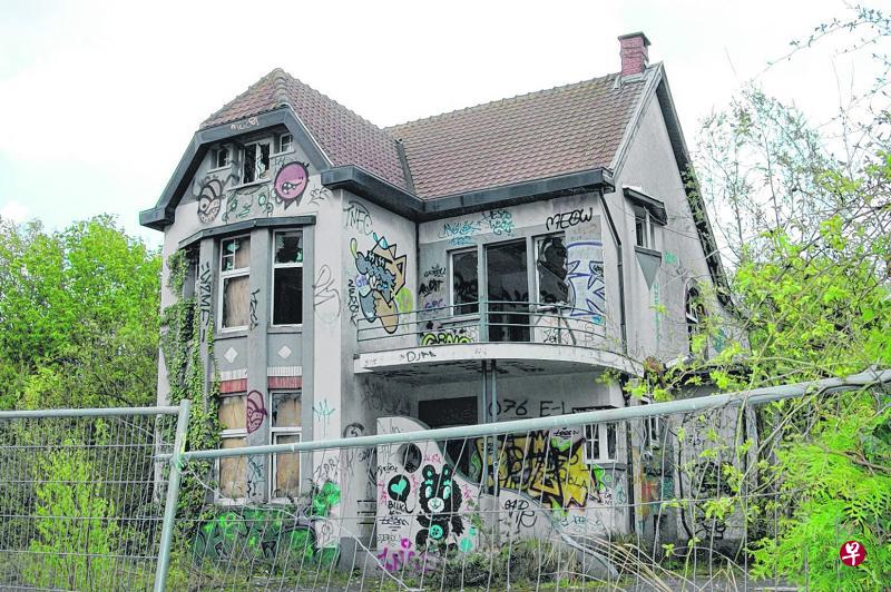 古朴典雅的住宅了无生机。 古朴典雅的住宅了无生机。