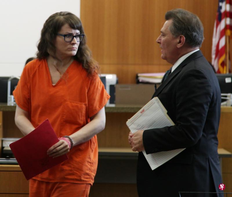 枪杀中国女留学生江玥的凶手戴维斯(左),15日在美国亚利桑那州马里科帕县高等法院出庭受审。(新华社) 枪杀中国女留学生江玥的凶手戴维斯(左),15日在美国亚利桑那州马里科帕县高等法院出庭受审。(新华社)