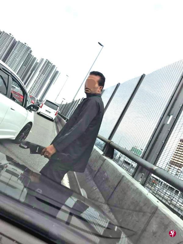 莽汉亮刀吓人。(取自面簿) 莽汉亮刀吓人。(取自面簿)