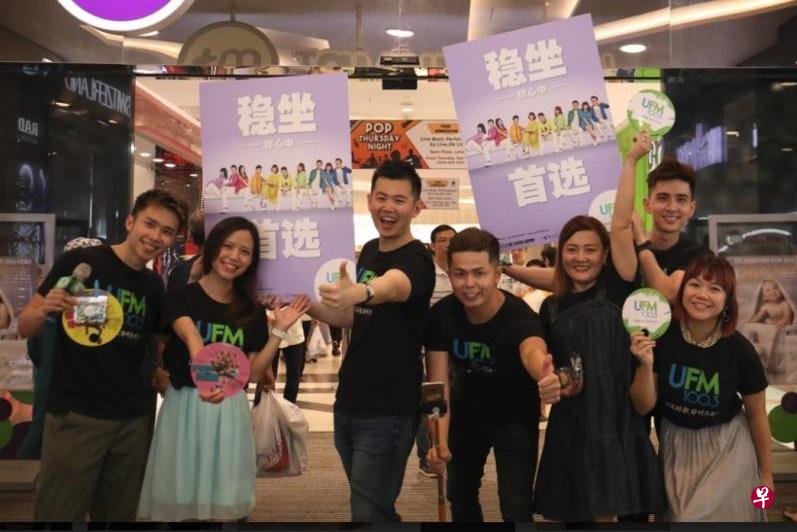 UFM100.3DJ全体动员到三商场派糖谢票。 (图片:UFM100.3提供) UFM100.3DJ全体动员到三商场派糖谢票。 (图片:UFM100.3提供)