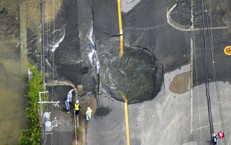 日本大阪府今早发生6.1级地震,地震对大阪府北部城市高槻市道路造成破坏,水从道路裂缝中涌出。(路透社) 日本大阪府今早发生6.1级地震,地震对大阪府北部城市高槻市道路造成破坏,水从道路裂缝中涌出。(路透社)