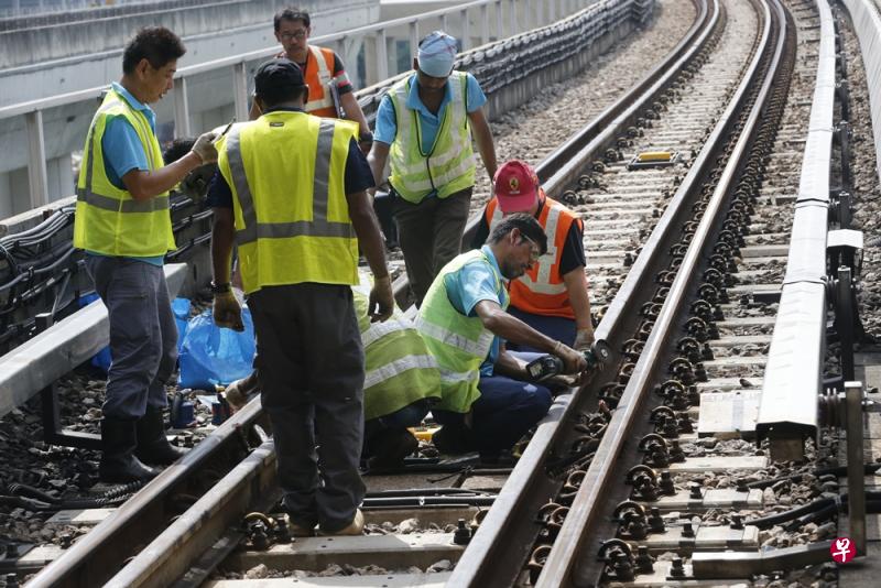 SMRT的维修人员,为地铁轨道进行维修的情况。(档案照) SMRT的维修人员,为地铁轨道进行维修的情况。(档案照)
