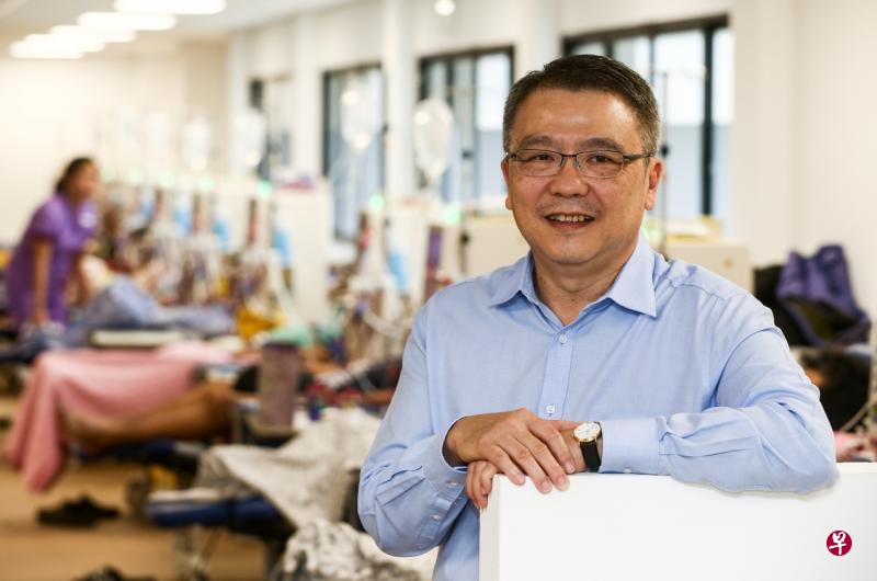 执行理事长黄振令:全国肾脏基金会正与医院合作,把通过腹膜透析法(俗称“洗水”)洗肾的病患带到医院,与尚未开始洗肾的病患分享“洗水”的过程、便利和益处,以提高人们对腹膜透析的认识。(陈斌勤摄) 执行理事长黄振令:全国肾脏基金会正与医院合作,把通过腹膜透析法(俗称“洗水”)洗肾的病患带到医院,与尚未开始洗肾的病患分享“洗水”的过程、便利和益处,以提高人们对腹膜透析的认识。(陈斌勤摄)