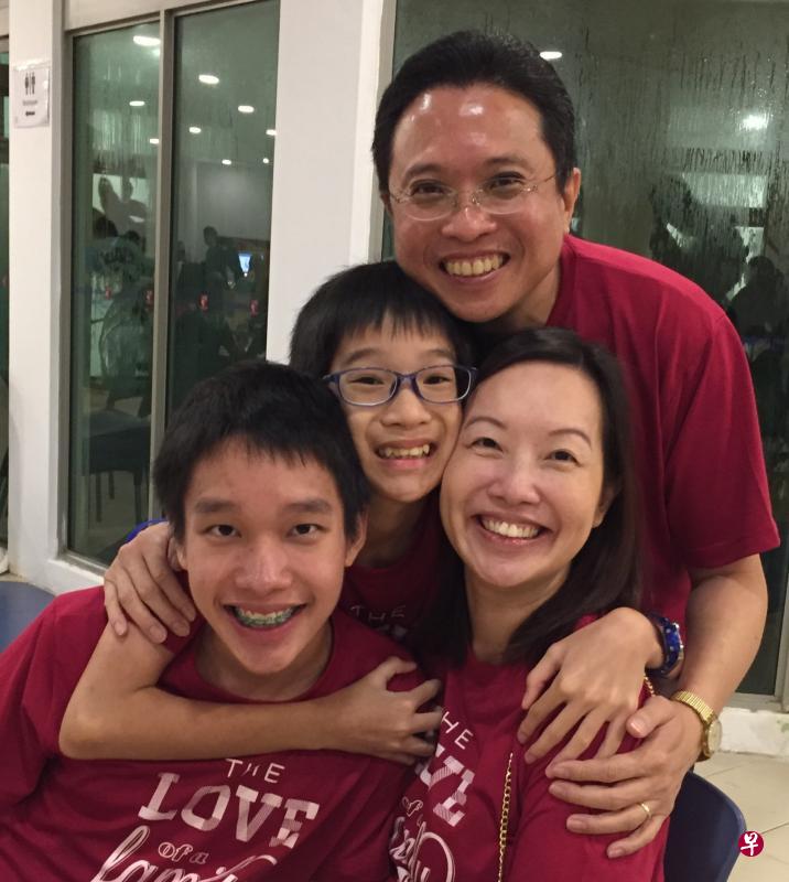 洪文龙与何秀心每周特别安排家庭时间与长子伟杰和幼子仁杰共处。（图片由受访者提供）