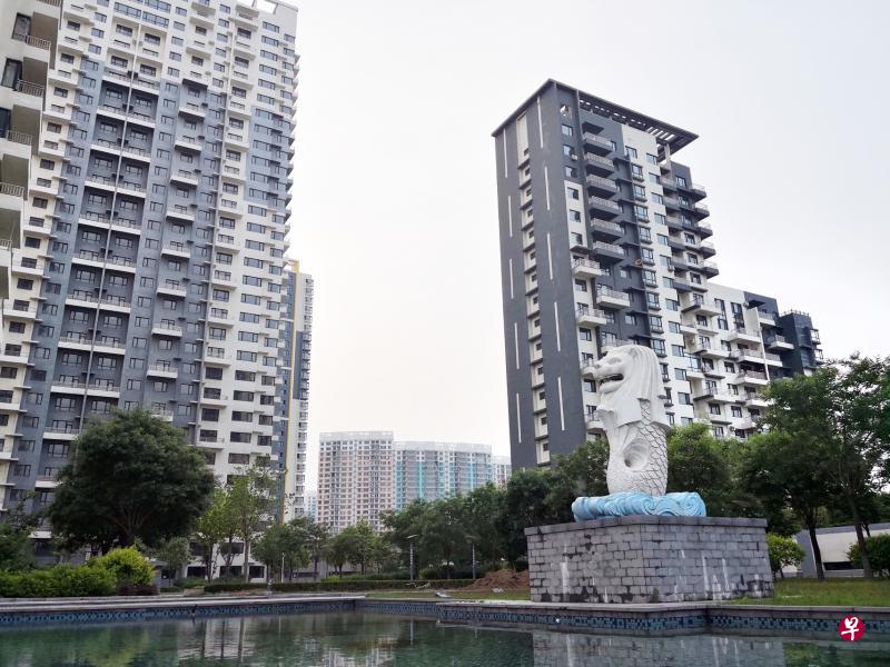 丹东热销楼盘“新加坡城”由发展商新加坡兄弟控股开发,无论是公寓设计还是小区中庭的鱼尾狮装饰,都有浓浓的新加坡风味。(杨丹旭摄) 丹东热销楼盘“新加坡城”由发展商新加坡兄弟控股开发,无论是公寓设计还是小区中庭的鱼尾狮装饰,都有浓浓的新加坡风味。(杨丹旭摄)