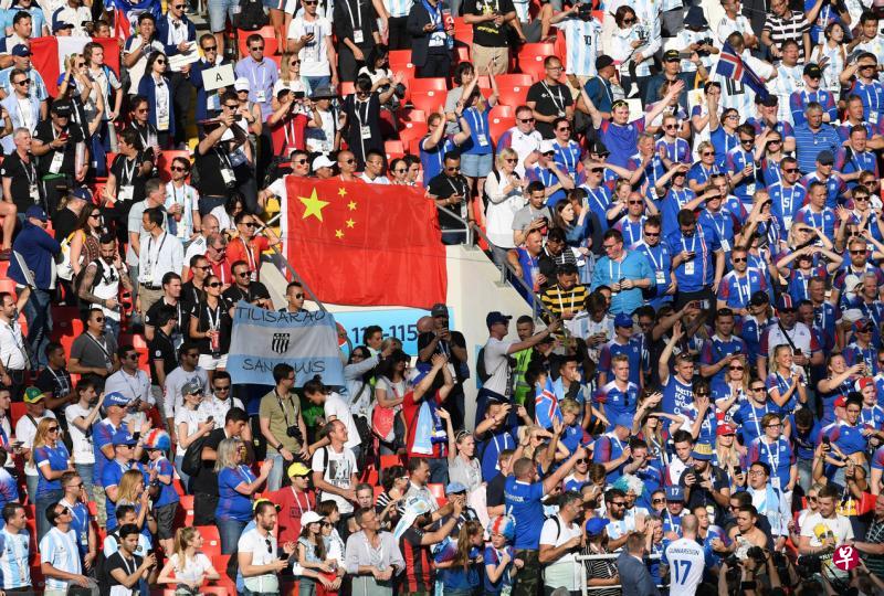 6月16日,中国球迷到莫斯科赛场观看俄罗斯世界杯足球赛D组阿根廷队对垒冰岛队的小组赛。(新华社) 6月16日,中国球迷到莫斯科赛场观看俄罗斯世界杯足球赛D组阿根廷队对垒冰岛队的小组赛。(新华社)