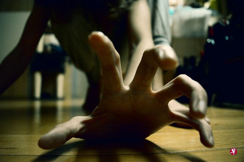 女佣涉嫌猥亵年仅11岁的小雇主。(示意 图) 女佣涉嫌猥亵年仅11岁的小雇主。(示意 图)