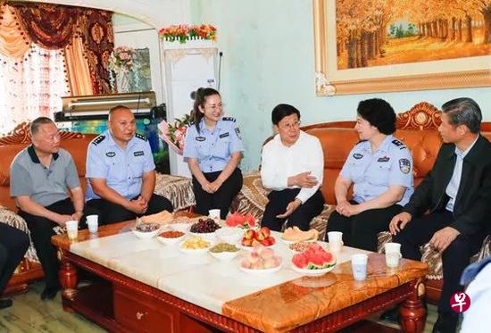 在喀什地区莎车县,赵克志(左四)探访“革命烈士”、原莎车县公安局民警塔西.热孜克的家属。(新浪网) 在喀什地区莎车县,赵克志(左四)探访“革命烈士”、原莎车县公安局民警塔西.热孜克的家属。(新浪网)
