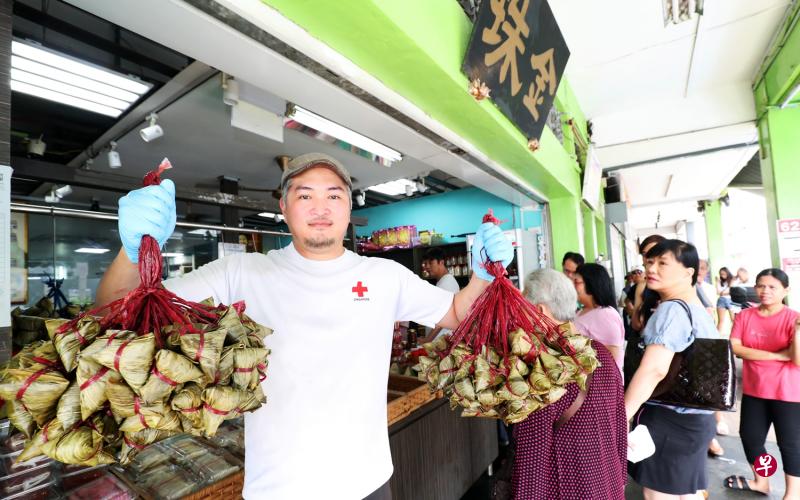 金珠肉粽店铺外昨天(6月17日)一早便排起长长的人龙,许多公众赶在端午节前一天来买粽子过节。(陈来福摄) 金珠肉粽店铺外昨天(6月17日)一早便排起长长的人龙,许多公众赶在端午节前一天来买粽子过节。(陈来福摄)