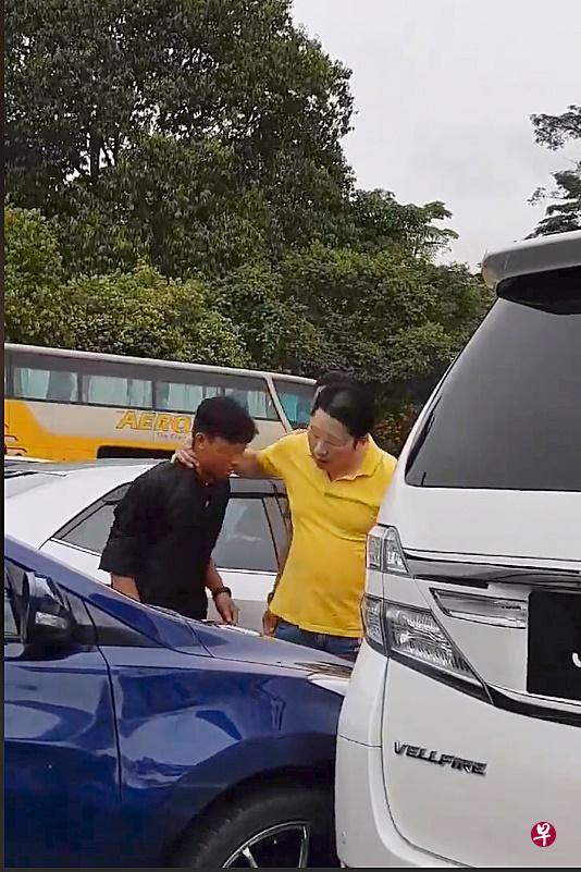 两辆轿车发生碰撞,马国车主下车质问狮城车主,岂料却一言不合。(取自网络) 两辆轿车发生碰撞,马国车主下车质问狮城车主,岂料却一言不合。(取自网络)