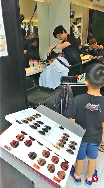 理发院员工被指为孩童剪头发时,动作粗鲁。(取自面簿视频) 理发院员工被指为孩童剪头发时,动作粗鲁。(取自面簿视频)