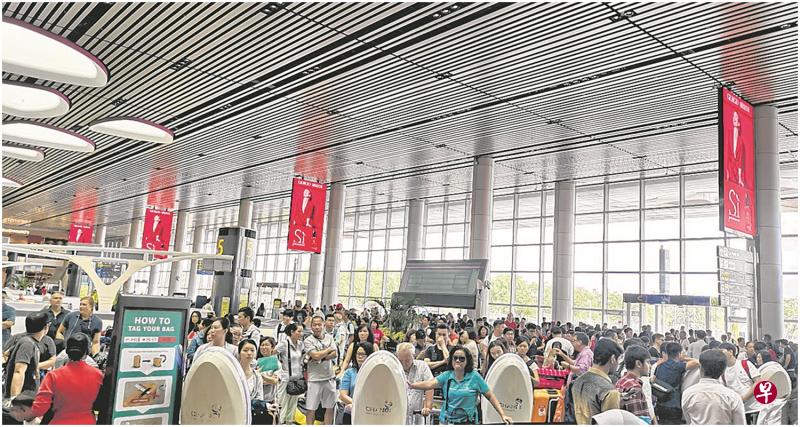 亚航今早出现系统故障,柜台大排长龙,导致至少3趟航班的搭客受影响。(受访者提供) 亚航今早出现系统故障,柜台大排长龙,导致至少3趟航班的搭客受影响。(受访者提供)