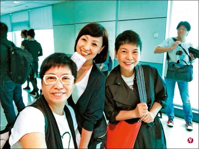 宝妈(左二)跟闺密到大坂旅游遇上地震。(图:网络) 宝妈(左二)跟闺密到大坂旅游遇上地震。(图:网络)