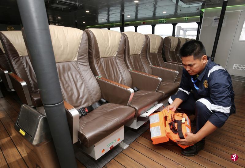 新加坡海事及港务管理局拨出80万元,鼓励渡轮业者购买更容易穿上的新款救生衣和更牢固的收纳盒。(严宣融摄) 新加坡海事及港务管理局拨出80万元,鼓励渡轮业者购买更容易穿上的新款救生衣和更牢固的收纳盒。(严宣融摄)