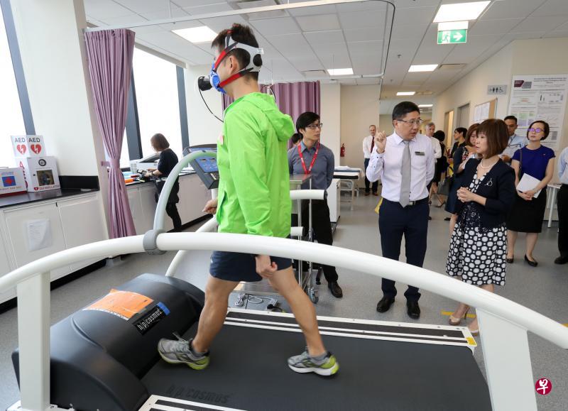 卫生部兼环境及水源部高级政务部长许连碹博士（右）昨天为四个李光前医学院的人口与社区健康实验室主持开幕。图为她参观的运动医学和生理学实验室，内有运动测试器材，了解人们在运动时的身体反应。（李天錡摄）