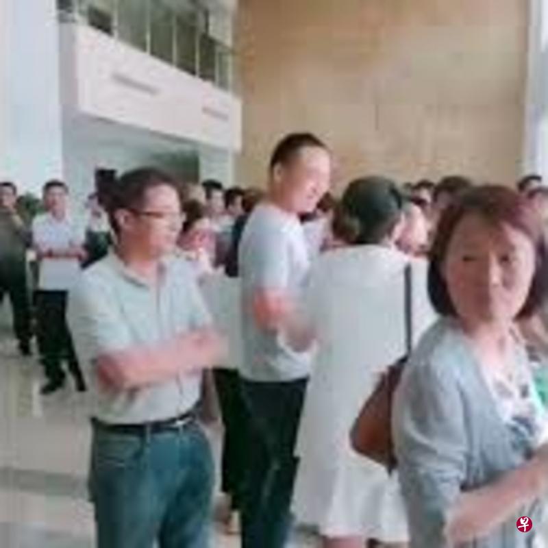 网上流传的视频显示,安徽宿松县教师上周六利用端午节小长假到县政府大楼内请愿维权。(互联网) 网上流传的视频显示,安徽宿松县教师上周六利用端午节小长假到县政府大楼内请愿维权。(互联网)