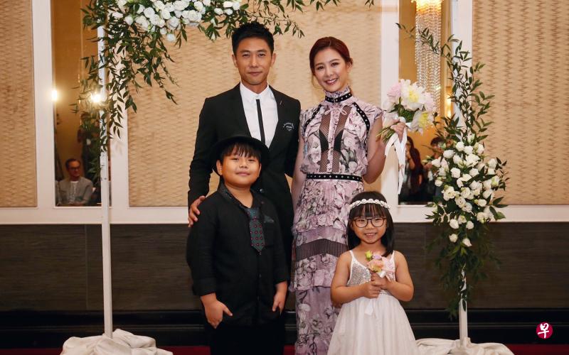 陈泂江(左)与安心亚以“新人”姿态登场,还有花童陪嫁。(严宣融摄) 陈泂江(左)与安心亚以“新人”姿态登场,还有花童陪嫁。(严宣融摄)