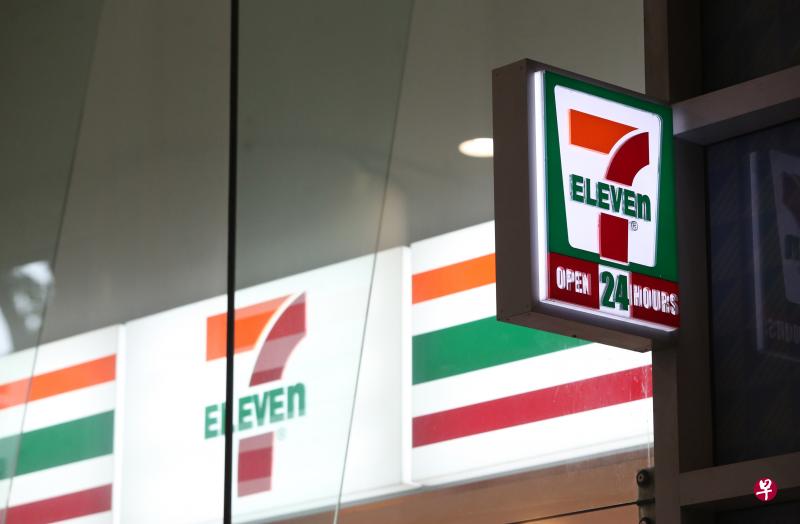 7-Eleven便利店与soCash合作,让顾客能在店内通过手机应用提款。(档案照) 7-Eleven便利店与soCash合作,让顾客能在店内通过手机应用提款。(档案照)