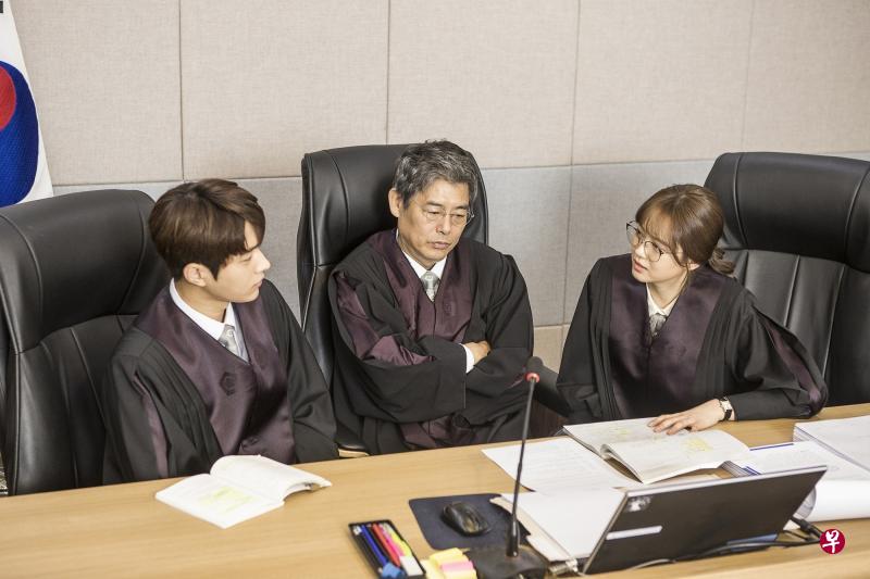 在《汉摩拉比小姐》中,三位法官金明洙(左起)、成东镒和高雅罗,为一起性侵案各持不同看法。(互联网) 在《汉摩拉比小姐》中,三位法官金明洙(左起)、成东镒和高雅罗,为一起性侵案各持不同看法。(互联网)