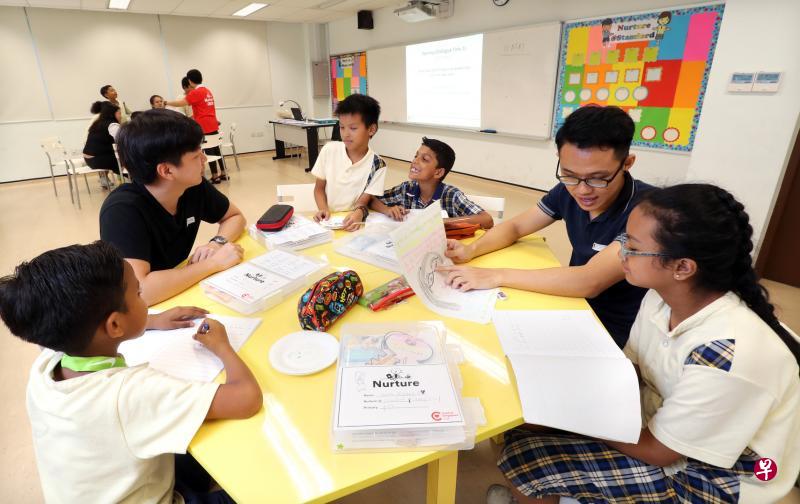 新加坡管理大学学生每周到史丹福小学，为参与“培育计划”的小学生办活动并与他们交流，从而培养他们良好的价值观。（陈来福摄）