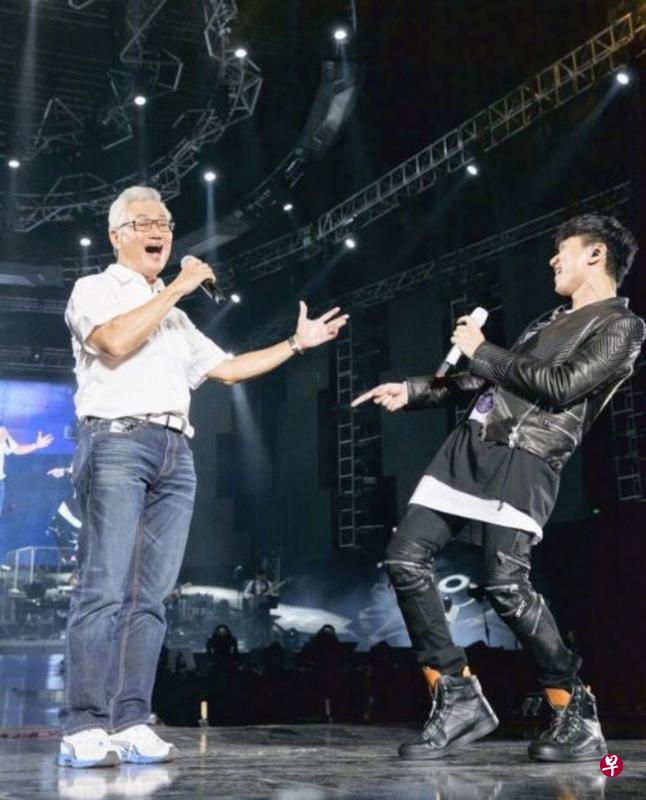 林俊杰(右)在舞台上与爸爸高歌。(林俊杰微博) 林俊杰(右)在舞台上与爸爸高歌。(林俊杰微博)