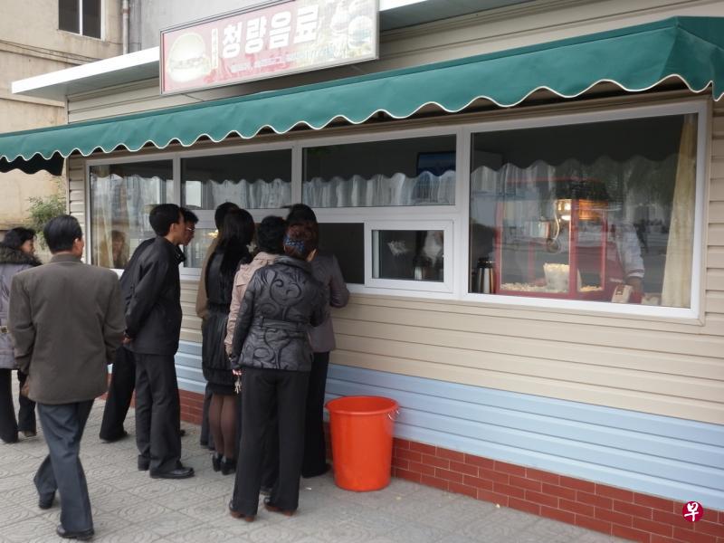 本地商人苏炳强协助在朝鲜首都平壤开设第一家快餐店,这是其中一家外卖店。(受访者提供) 本地商人苏炳强协助在朝鲜首都平壤开设第一家快餐店,这是其中一家外卖店。(受访者提供)