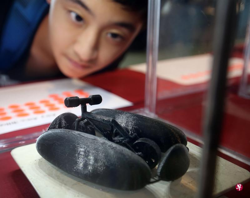 中正中学总校中四生柯凯文前年在“3D打印比赛”中夺冠,今年再凭“安全气袋脚踏车”设计模型夺得中学组冠军。(邬福梁摄) 中正中学总校中四生柯凯文前年在“3D打印比赛”中夺冠,今年再凭“安全气袋脚踏车”设计模型夺得中学组冠军。(邬福梁摄)