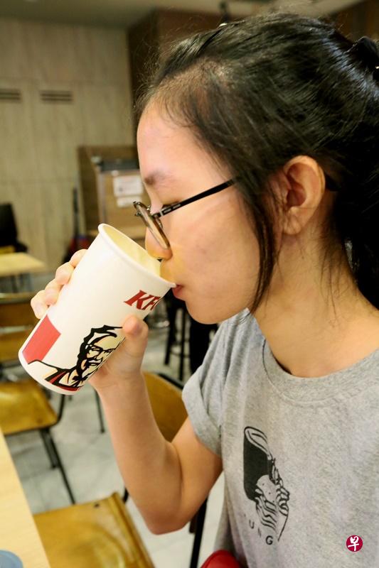 林小姐认为不用吸管并无不便。(洪璐华 摄) 林小姐认为不用吸管并无不便。(洪璐华 摄)