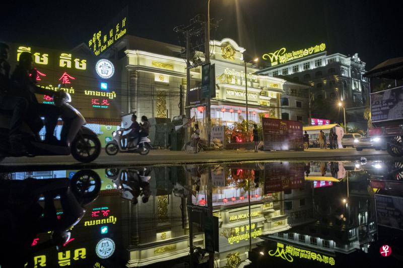 The casinos in Sihanoukville, a city named for a former king, cater to thousands of Chinese tourists and workers who have descended on this nub of land on Cambodia’s southern coast. At the Golden Sand Hotel’s casino near Ochheuteal Beach, businessmen from places like Shenyang peel $100 bills from thick wads of cash as they suck on Chunghwa cigarettes. PHOTO: BLOOMBERG The casinos in Sihanoukville, a city named for a former king, cater to thousands of Chinese tourists and workers who have descended on this nub of land on Cambodia’s southern coast. At the Golden Sand Hotel’s casino near Ochheuteal Beach, businessmen from places like Shenyang peel $100 bills from thick wads of cash as they suck on Chunghwa cigarettes. PHOTO: BLOOMBERG