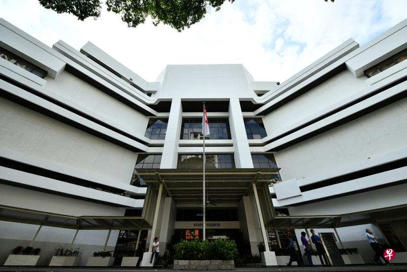 一名男教师穿围带裙上美容院，还撩开裙子“露宝”，被判罚款1500元。（档案照）