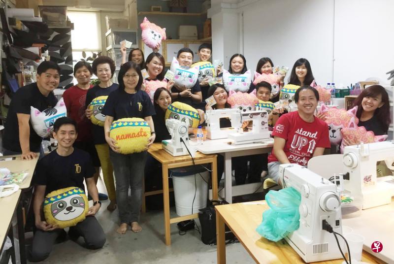 为了把缝纫手艺传承下去,黄有仪也在作坊里开设课程,传授缝纫技巧。(受访者提供) 为了把缝纫手艺传承下去,黄有仪也在作坊里开设课程,传授缝纫技巧。(受访者提供)