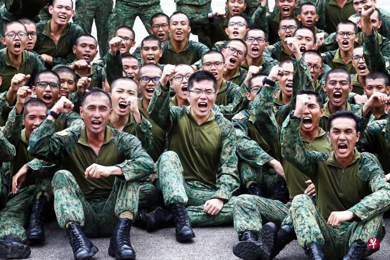 第四步兵营的士兵目前正接受兵种体能训练,三军总长王赐吉少将(中)前天亲自参与部分训练,了解士兵进度。(陈斌勤摄) 第四步兵营的士兵目前正接受兵种体能训练,三军总长王赐吉少将(中)前天亲自参与部分训练,了解士兵进度。(陈斌勤摄)